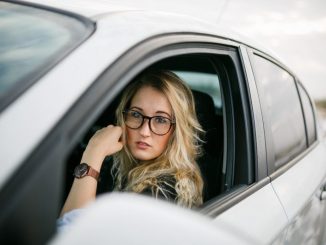 mujer coche conductora