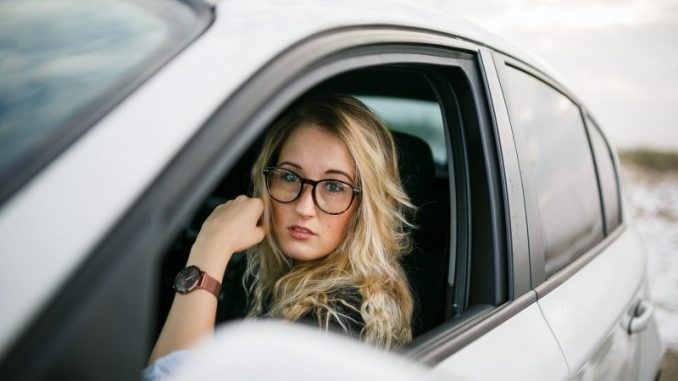 mujer coche conductora