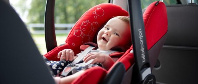 niño bebe coche