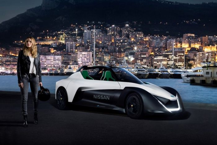 Margot Robbie pone a prueba el eléctrico Nissan BladeGlider en una carrera nocturna